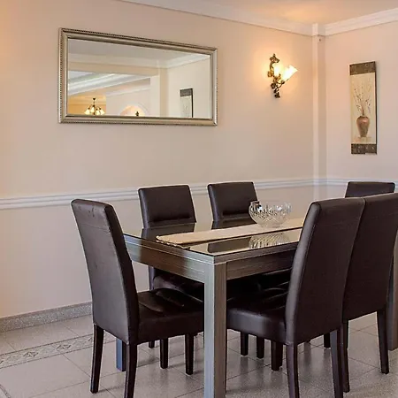 Sleeps 6 Air Con Wifi Villa