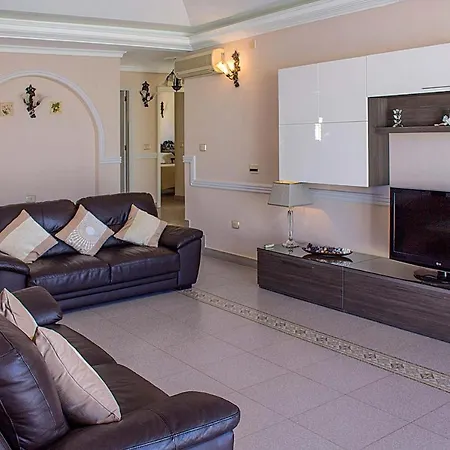 Villa Sleeps 6 Air Con Wifi Callao Salvaje